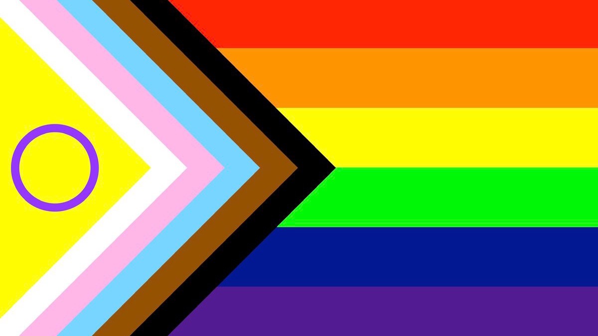 Image du drapeau LGBTIQA inclusif : drapeau intersexe, trans, personnes non blanches et les couleurs du rainbow flag classique rouge, orange jaune, vert, bleu, violet