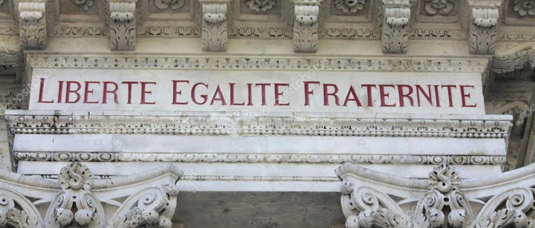Fronton d'une mairie avec écrit "Liberté, Egalité, Fraternité"